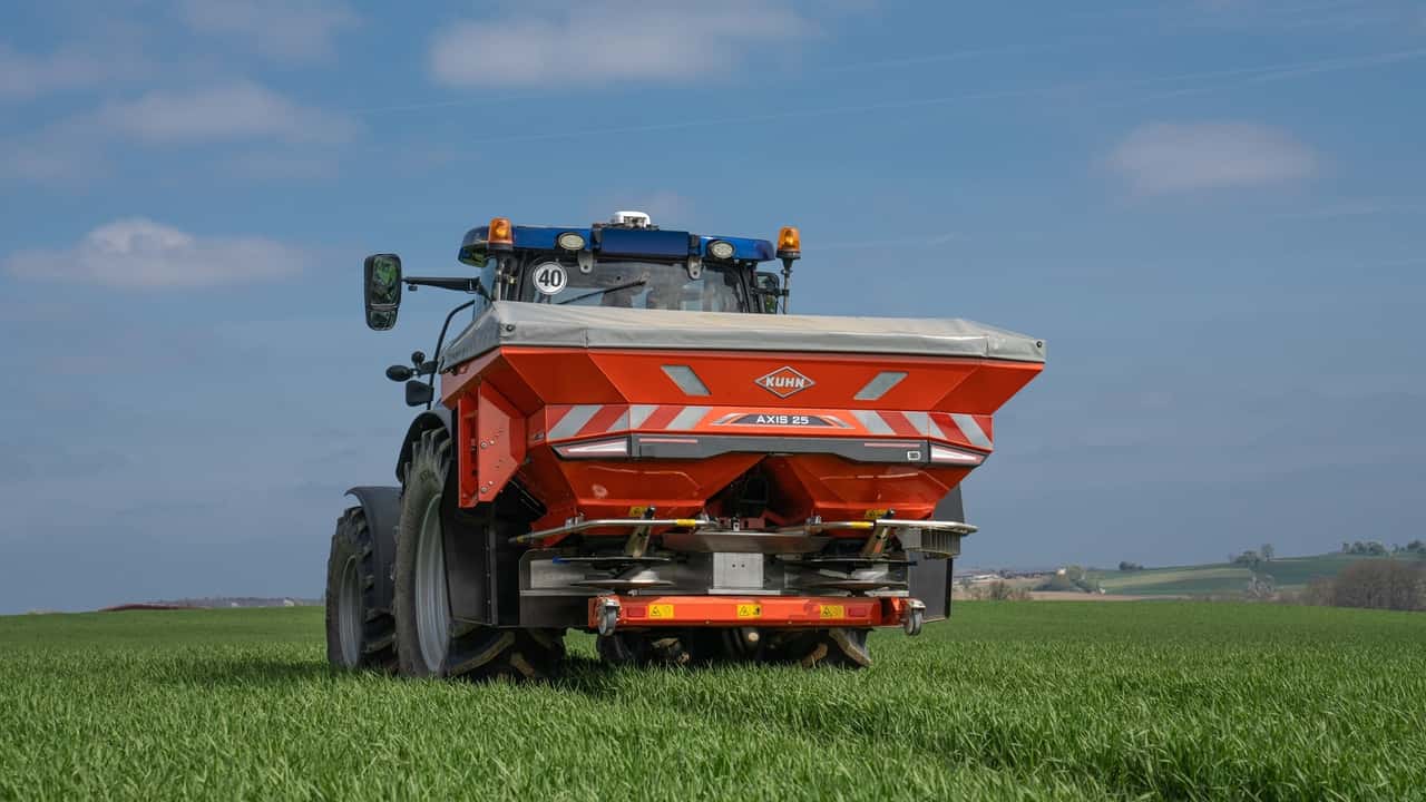 spandiconcime-kuhn-axis-25-fino-a-3-500-litri-e-42-m-di-lavoro-con-18-sezioni-au