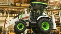JCB lancia la prima terna 3CX a idrogeno di serie: zero emissioni, stessa potenza del diesel e rifornimento rapido in cantiere.