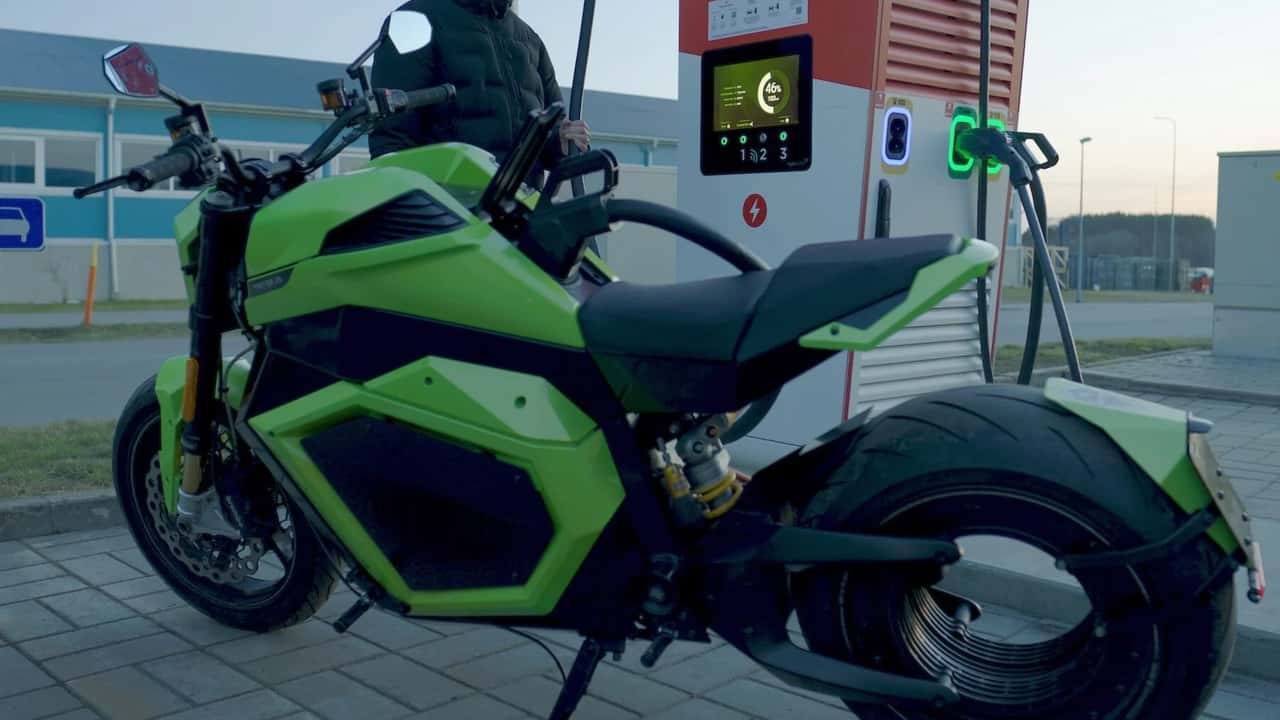 La moto elettrica Verge TS Pro testa la ricarica con batteria allo stato solido di Donut Lab