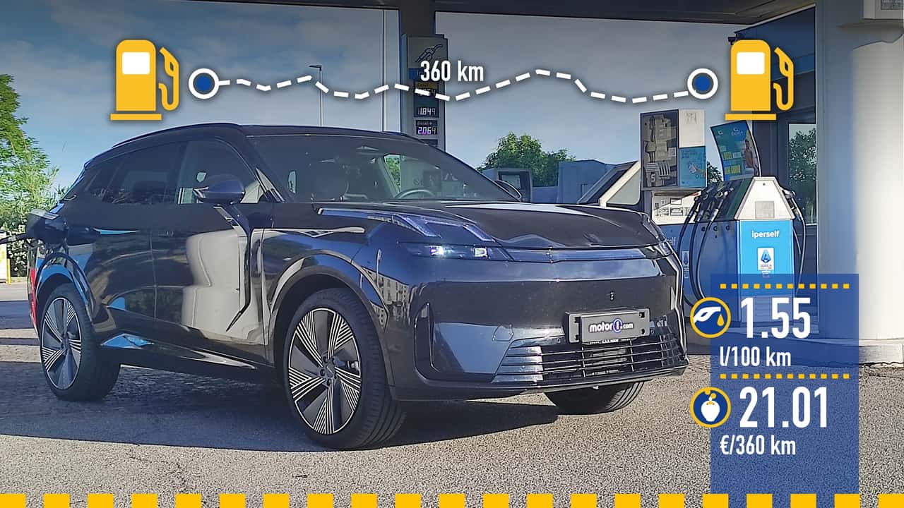 Lynk & Co 08 Plug-in-Hybrid (2026) an der Tankstelle