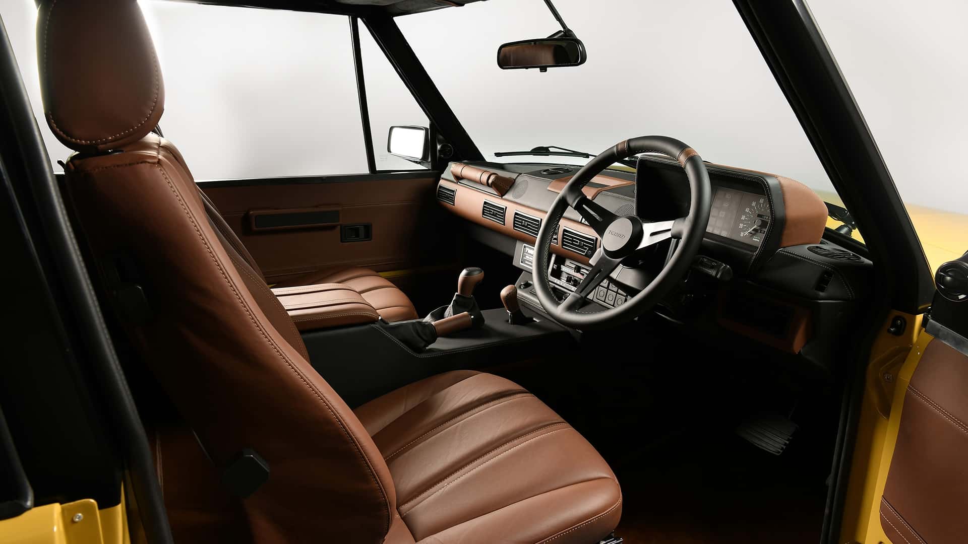 https://cdn.motor1.com/images/mgl/vx8N3v/s1/twisted-range-rover-classic-restomod-review.jpg