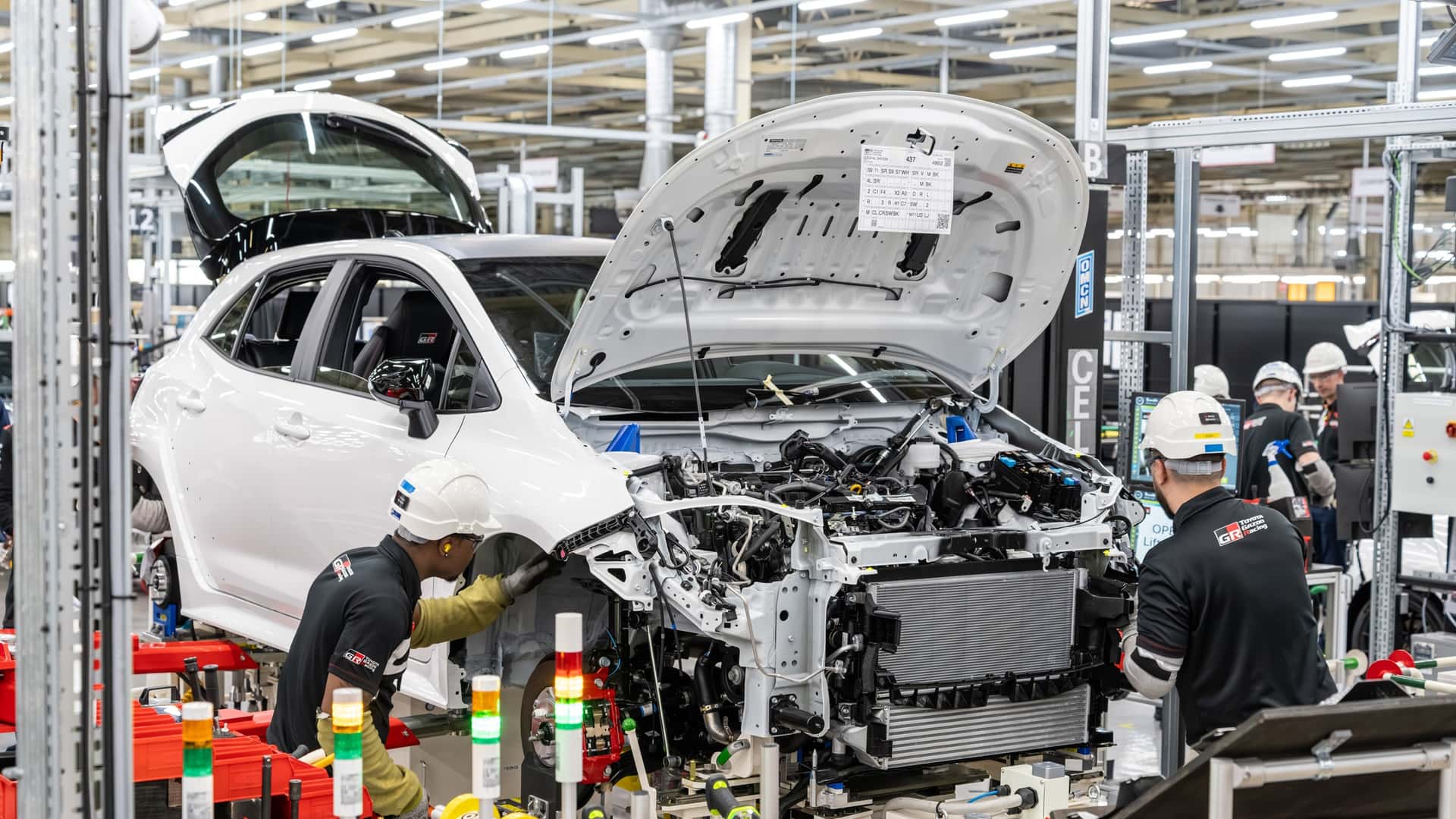 https://cdn.motor1.com/images/mgl/vx8NlQ/s1/toyota-gr-corolla-uk-plant-tour.jpg