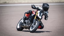 MY26_HYPERMOTARD_V2SP_STATICS_ON_LOCATION_10