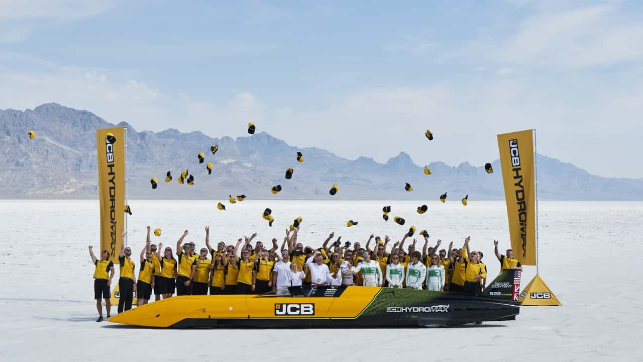 record-pazzesco-jcb-hydromax-a-653-km-h-con-motori-a-idrogeno