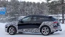 Vista lateral invernal del Audi Q8 Facelift