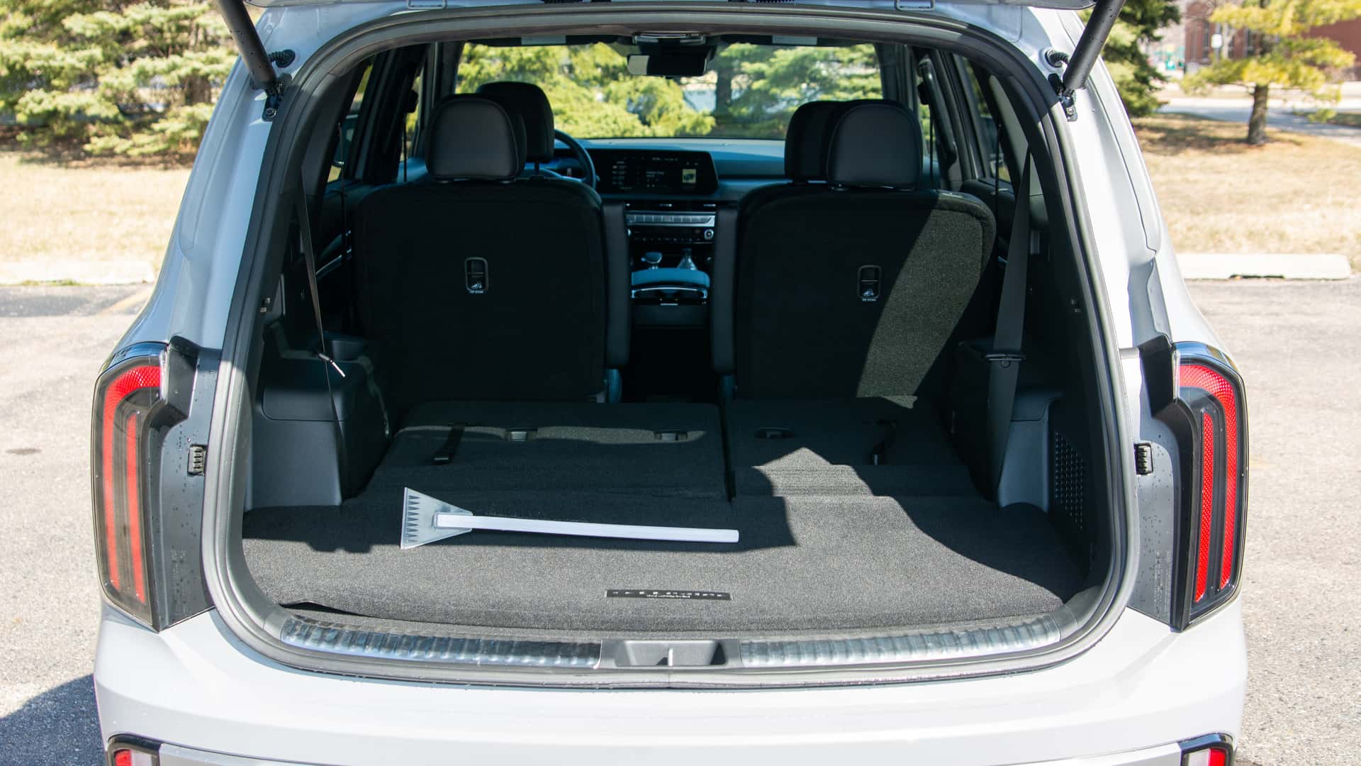 https://cdn.motor1.com/images/mgl/vxKpMb/s1/2023-kia-telluride-exterior.jpg