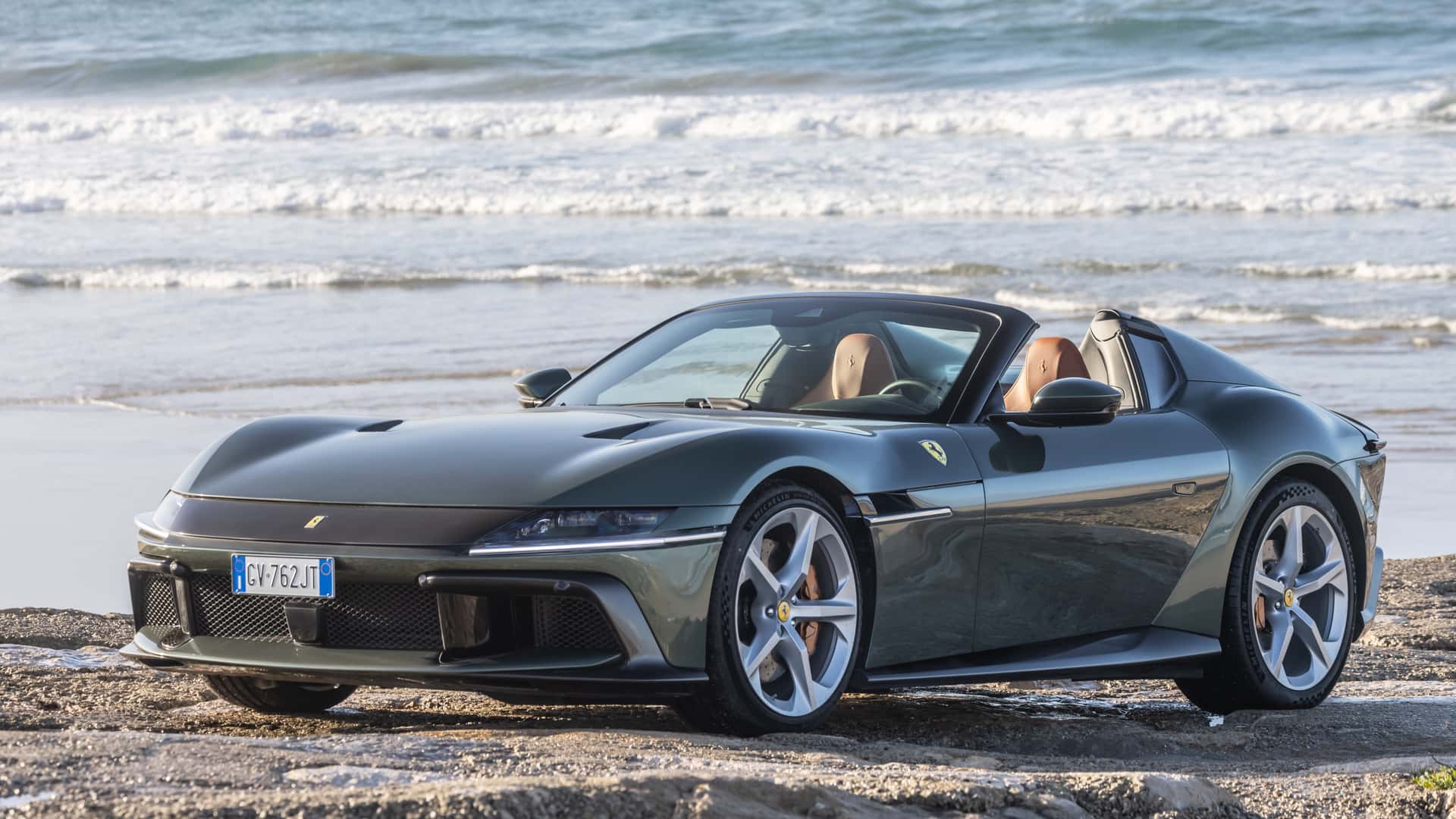 https://cdn.motor1.com/images/mgl/vxY44Y/s1/2025-ferrari-12cilindri-spider-first-drive-review.jpg