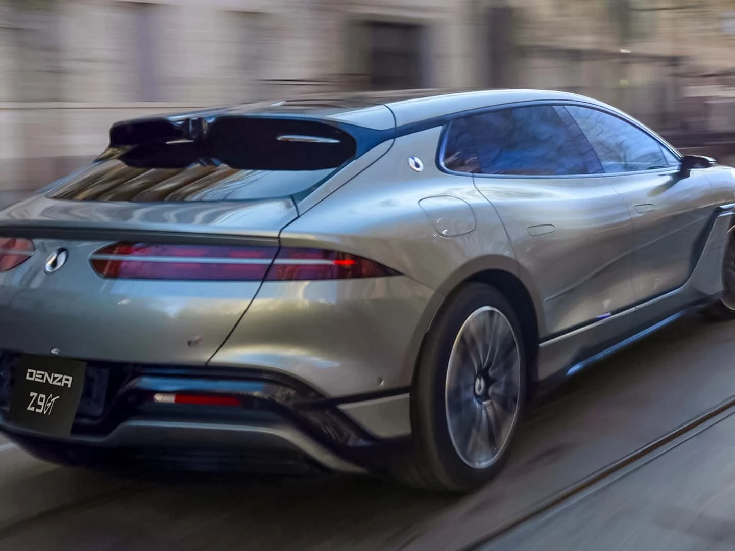 Denza estreia na Europa com o shooting brake Z9 GT e a minivan D9