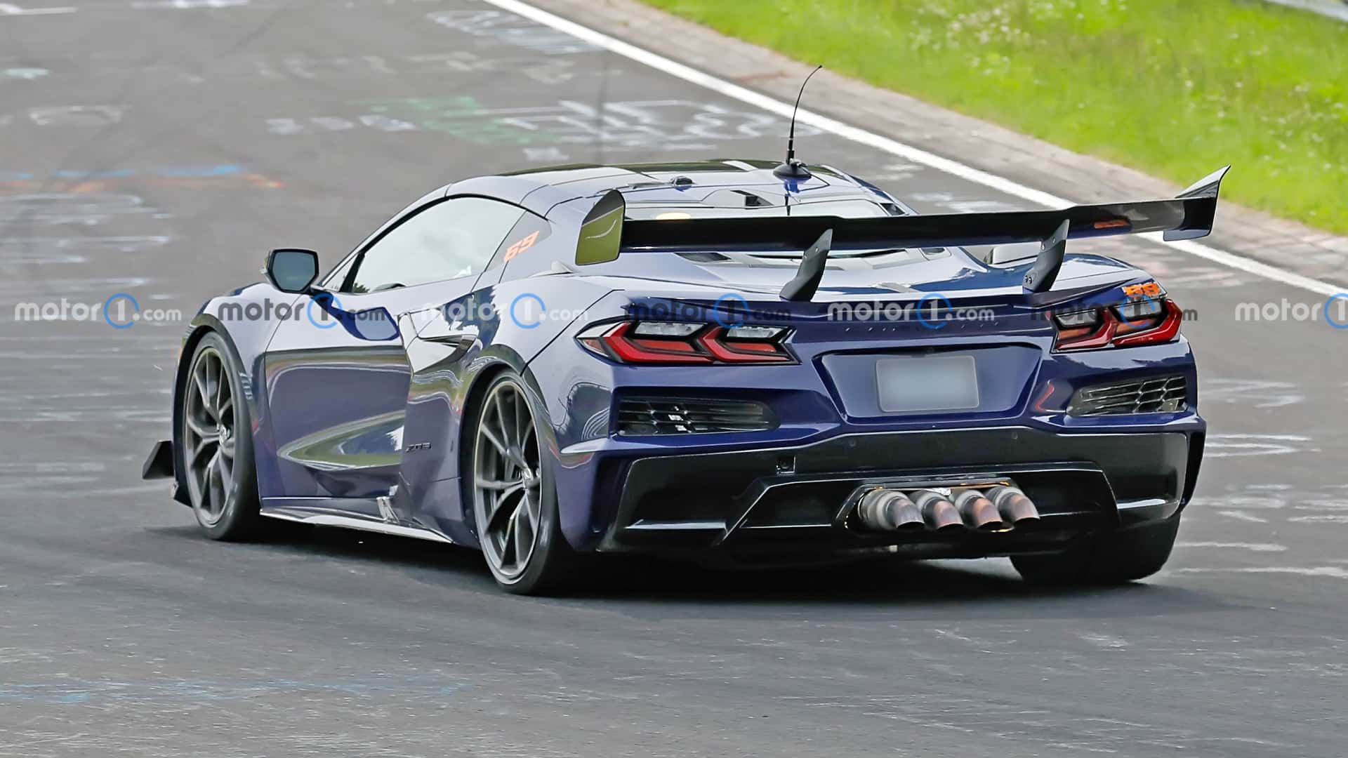 https://cdn.motor1.com/images/mgl/vxYmw6/s1/2026-chevrolet-c8-corvette-zora-spy-shots-undisguised-exterior-20.jpg