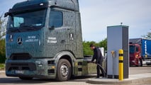 Mercedes eActros 600 beim Aufladen
