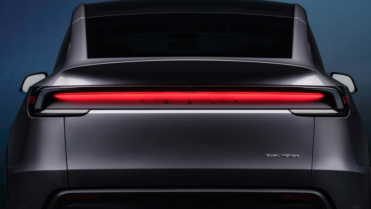 Tesla Model Y (2025): la luce posteriore con tecnologia di illuminazione insolita e scritta Tesla