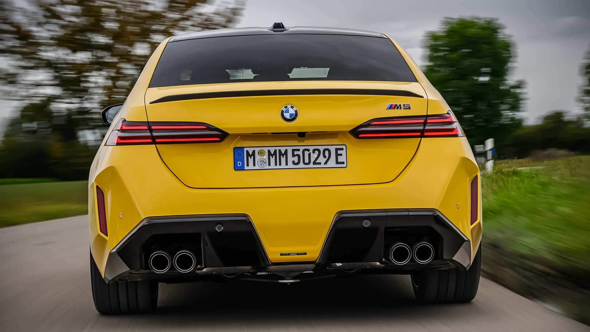 https://cdn.motor1.com/images/mgl/vxnjNq/s1/bmw-m5-2024-im-test.jpg