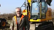 Escavatori JCB: abbattono un frutteto