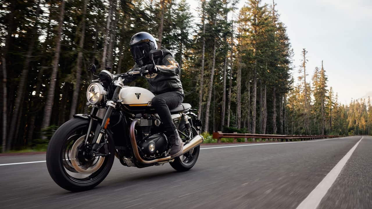 2025 Triumph Speed Twin 1200 - Riding 3