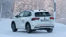 Neue Erlkönigbilder des VW Tiguan (2023) in weiß vom 15.12.2022