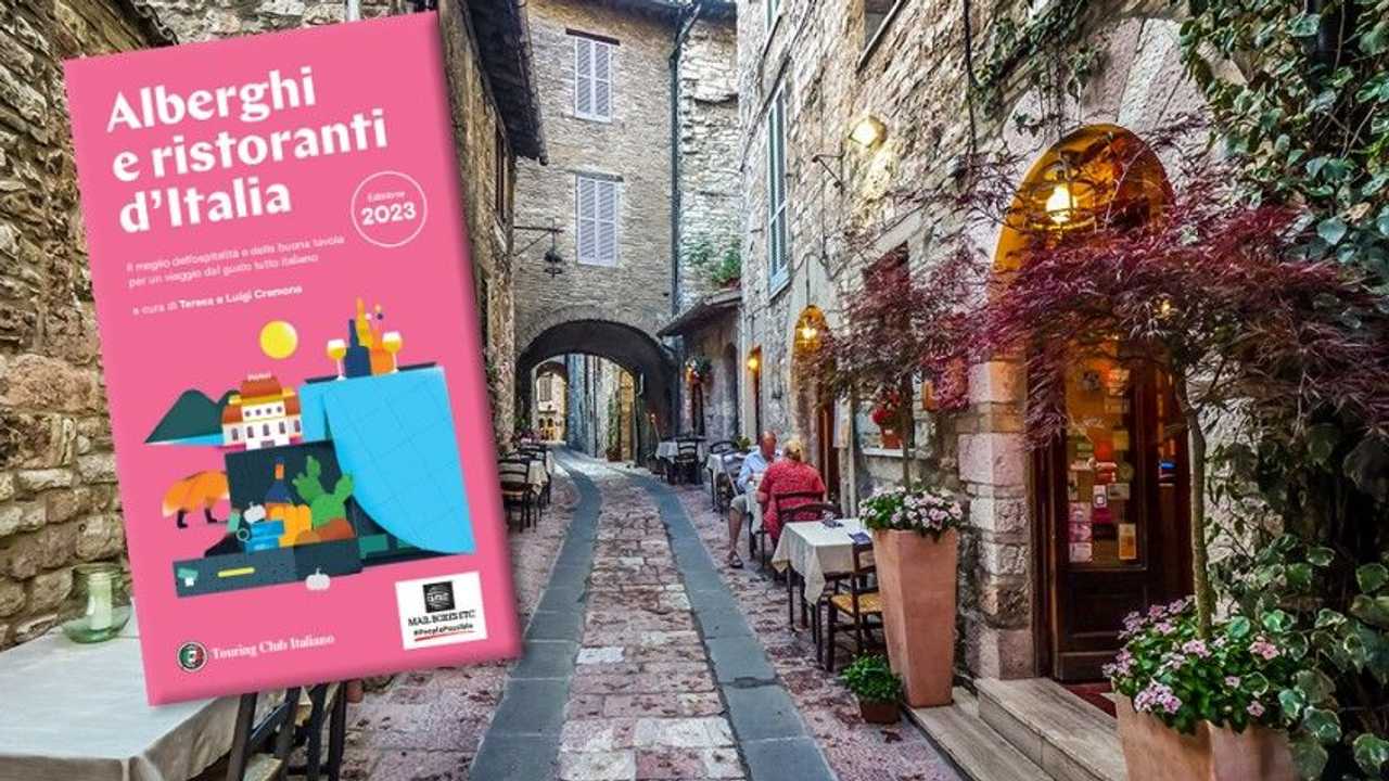 La copertina della guida 2023 del Touring Club Italiano
