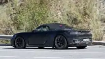Porsche 718 Boxster elettrica, le foto spia coi fari di serie