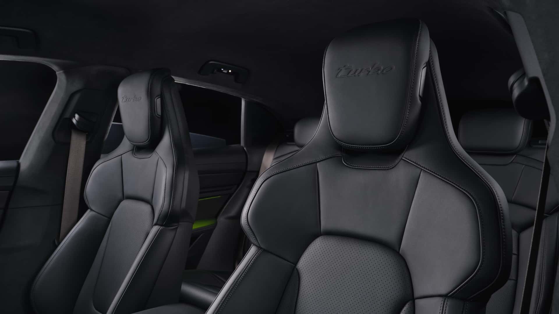 https://cdn.motor1.com/images/mgl/vxp1Vv/s1/porsche-taycan-cross-turismo-2024.jpg