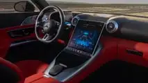لوحة القيادة الداخلية لمرسيدس AMG SL43 2023