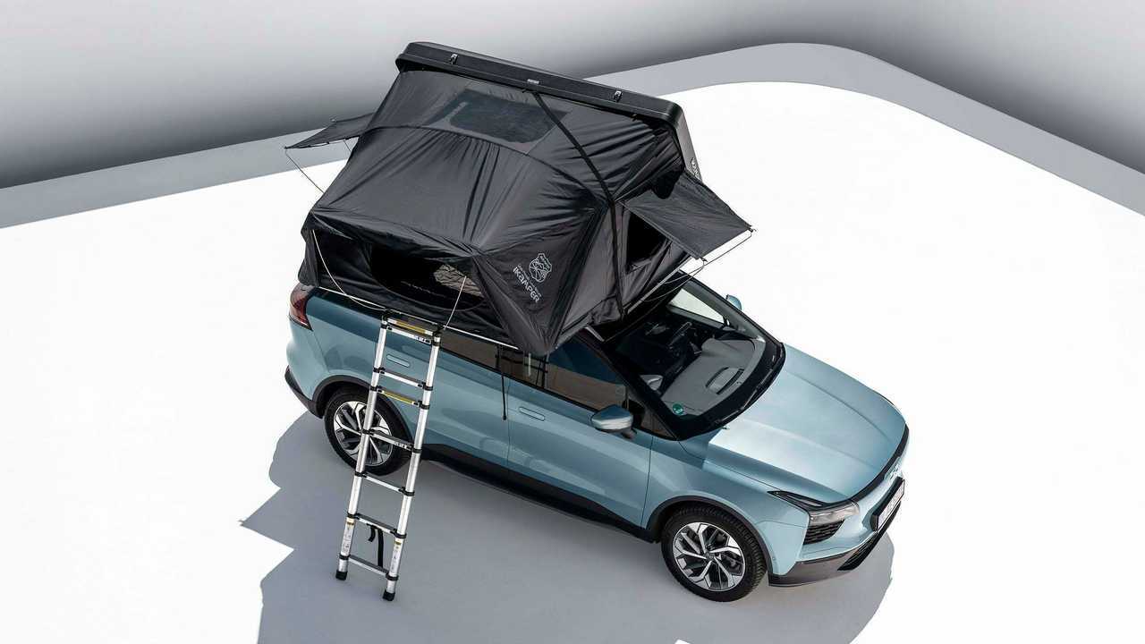 Aiways U5 mit Dachzelt iKamper Skycamp 3.0 von Campwerk