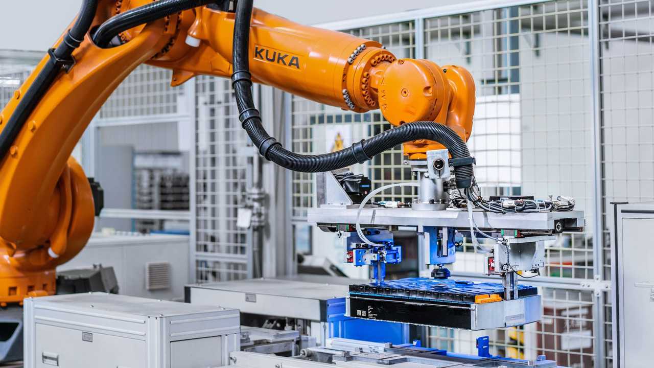 Foto - BMW ricicla batterie per auto elettriche in Cina