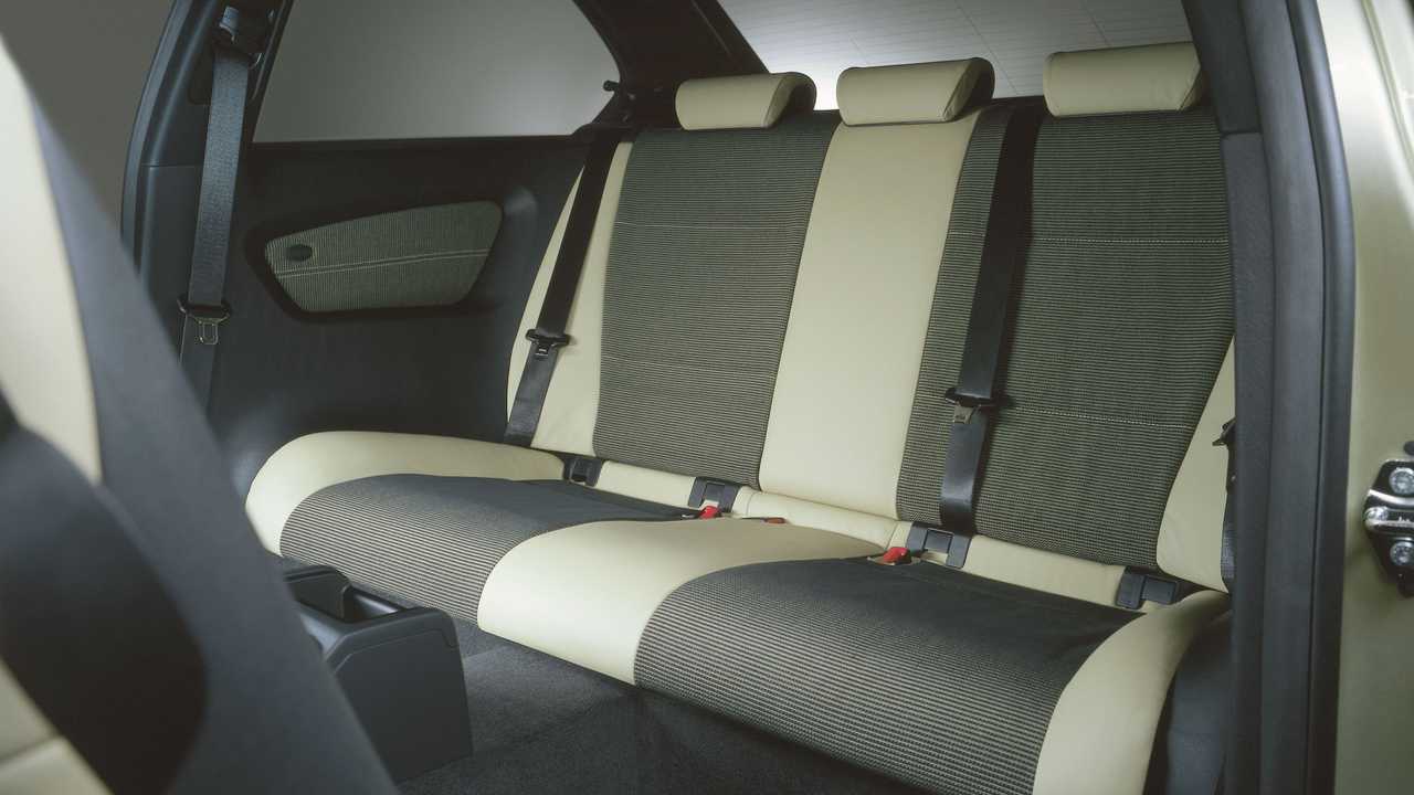 BMW 325ti Compact 2001, i sedili posteriori