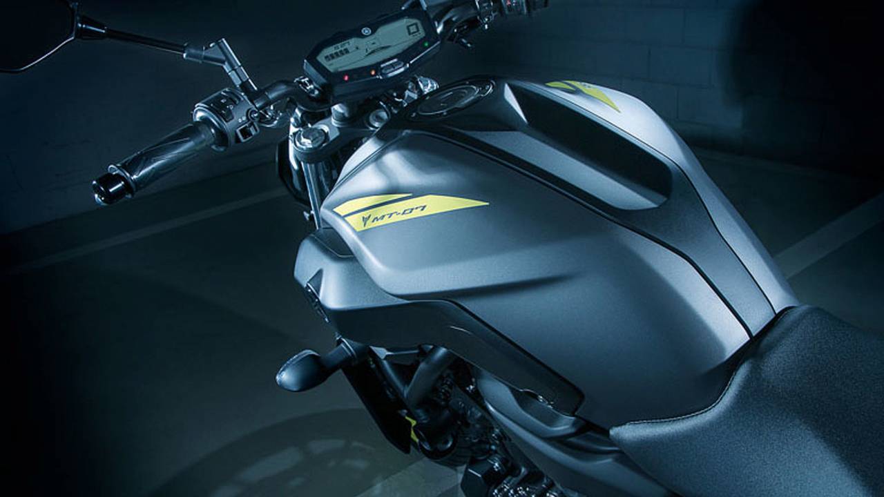 The fuel tank has a tougher, meatier appearance. The tank cover was also moved forward 0.4 inches for added seat room.