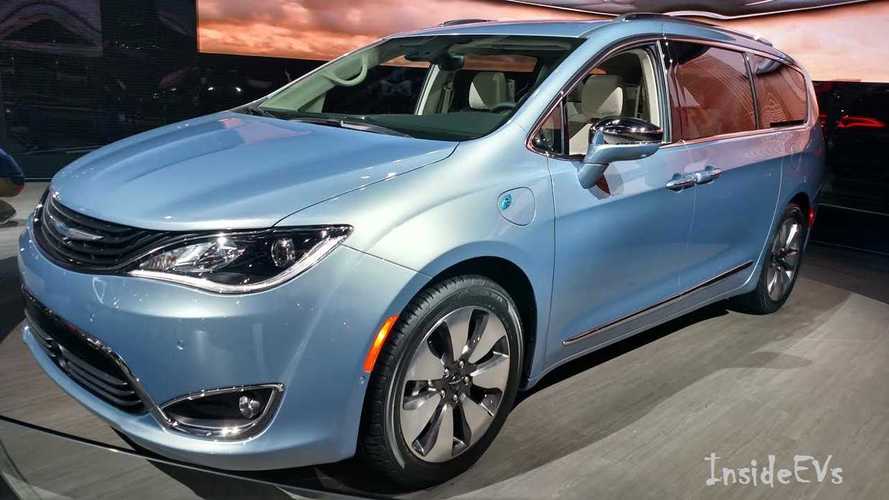 Chrysler Pacifica Hybrid Range News And Reviews Insideevs General Chrysler Pacifica Hybrid Arrives 700 Patient Customers Get Bonus