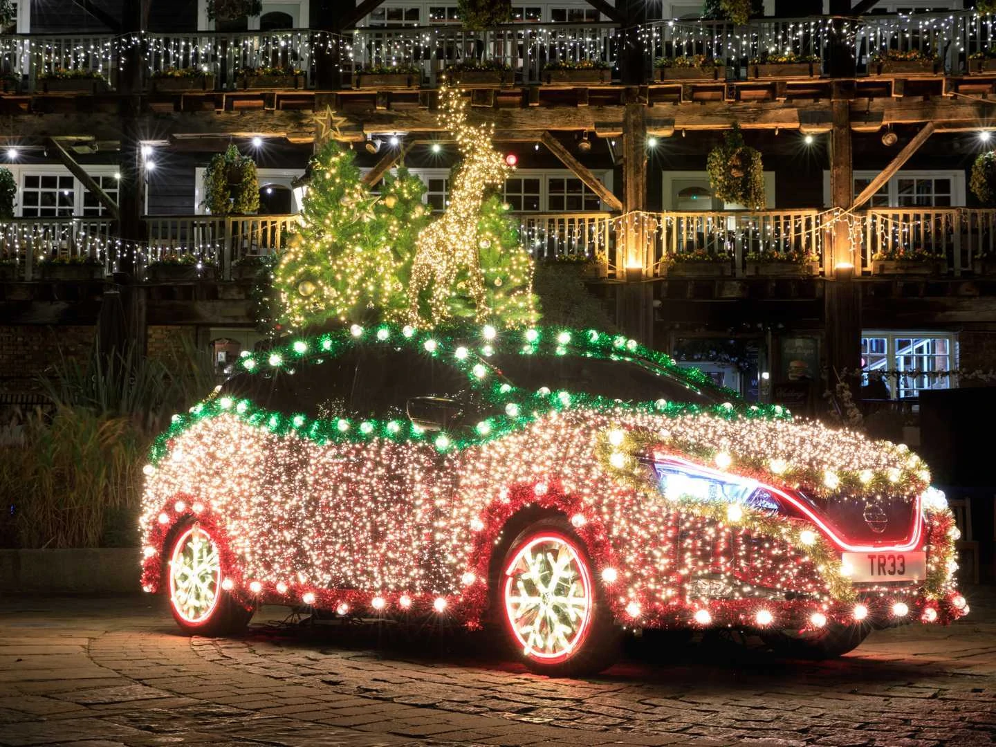 Nissan Christmas 2022 Nissan Leaf Doubles As Christmas Tree With Self-Powered Lights