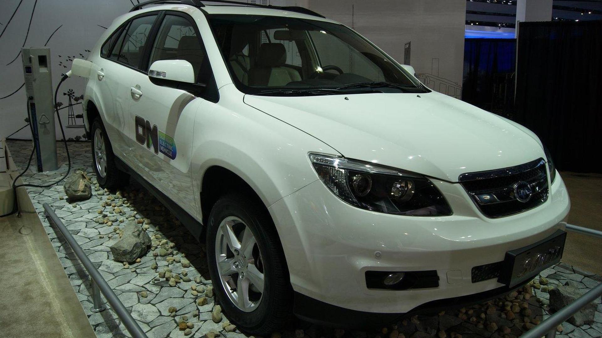 https://cdn.motor1.com/images/mgl/w3Mem/s6/2011-220180-byd-s6dm-live-in-detroit-10-01-20111.jpg