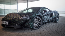 McLaren recouverte de plumes