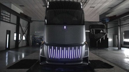 Farizon AD21 Defies the Tesla Semi Truck With Battery Swapping