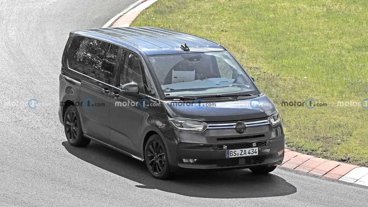 Nürburgring'de tur atan bir Volkswagen T7 prototipi.
