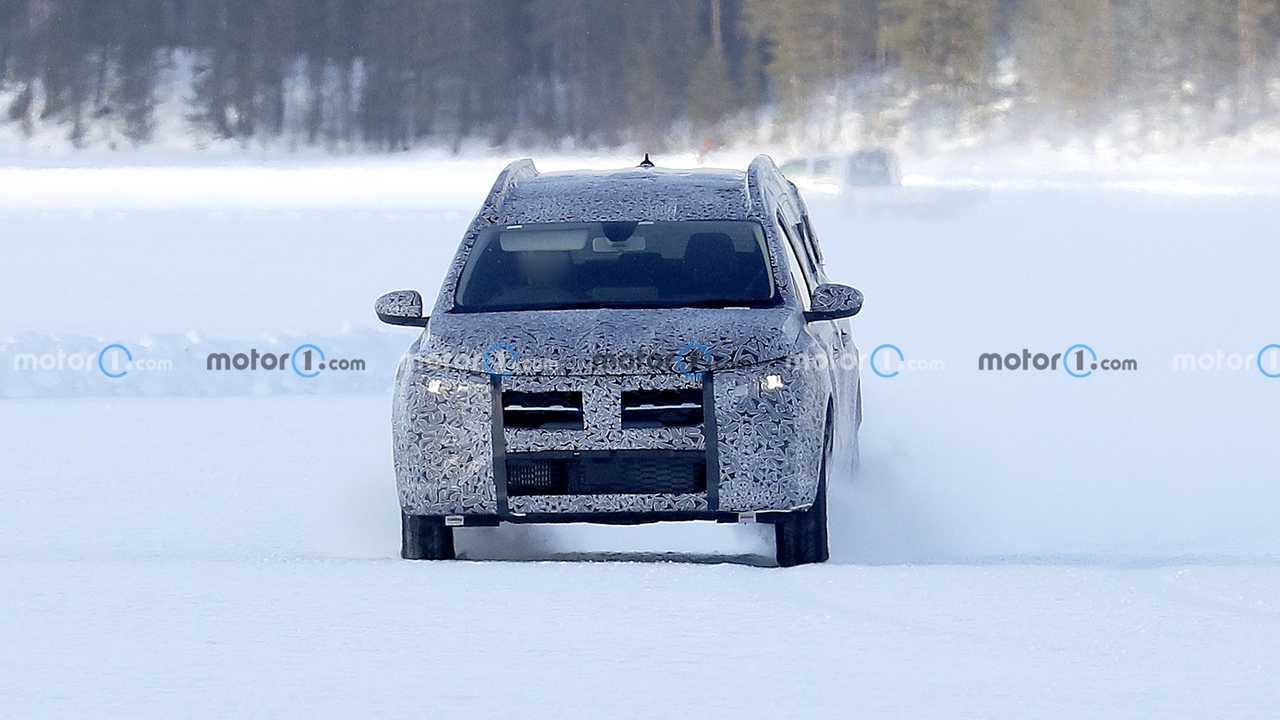 Nuova Dacia Logan, le foto spia sulla neve
