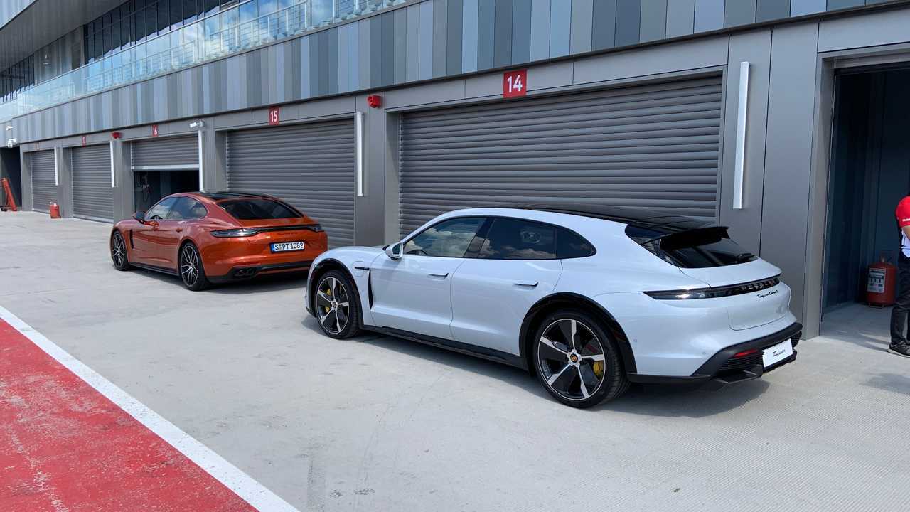 Porsche Taycan Cross Turismo и Porsche Panamera GTS