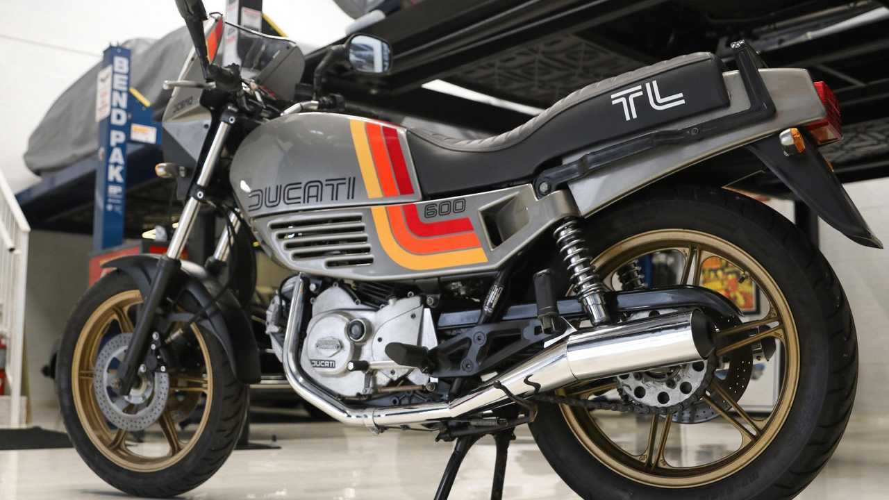 Ducati Pantah 600TL 1985 - Perfil de ángulo trasero izquierdo