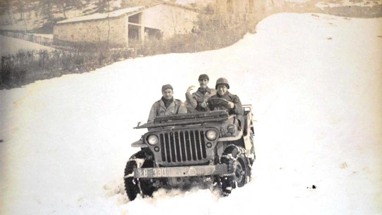 Um dos muitos Jeep Willys MB que foram usados pelos pracinhas brasileiros na Itália, em 1945. Ao volante, o capitão Frei Orlando, capelão militar