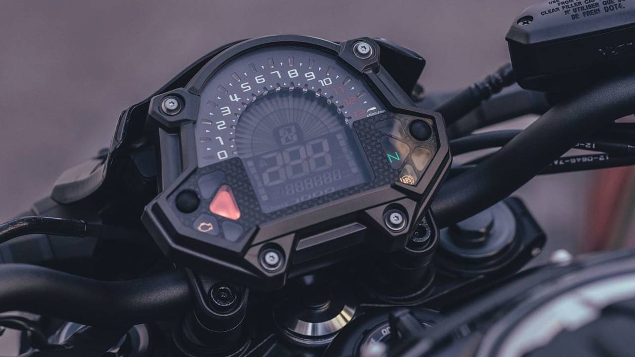 <em>The digital tach needle has three different animations. Doesn't matter which one you pick - it's so low that you won't be looking at it when you're riding aggressively.</em><br /><em>Photo by Drew Ruiz.</em>