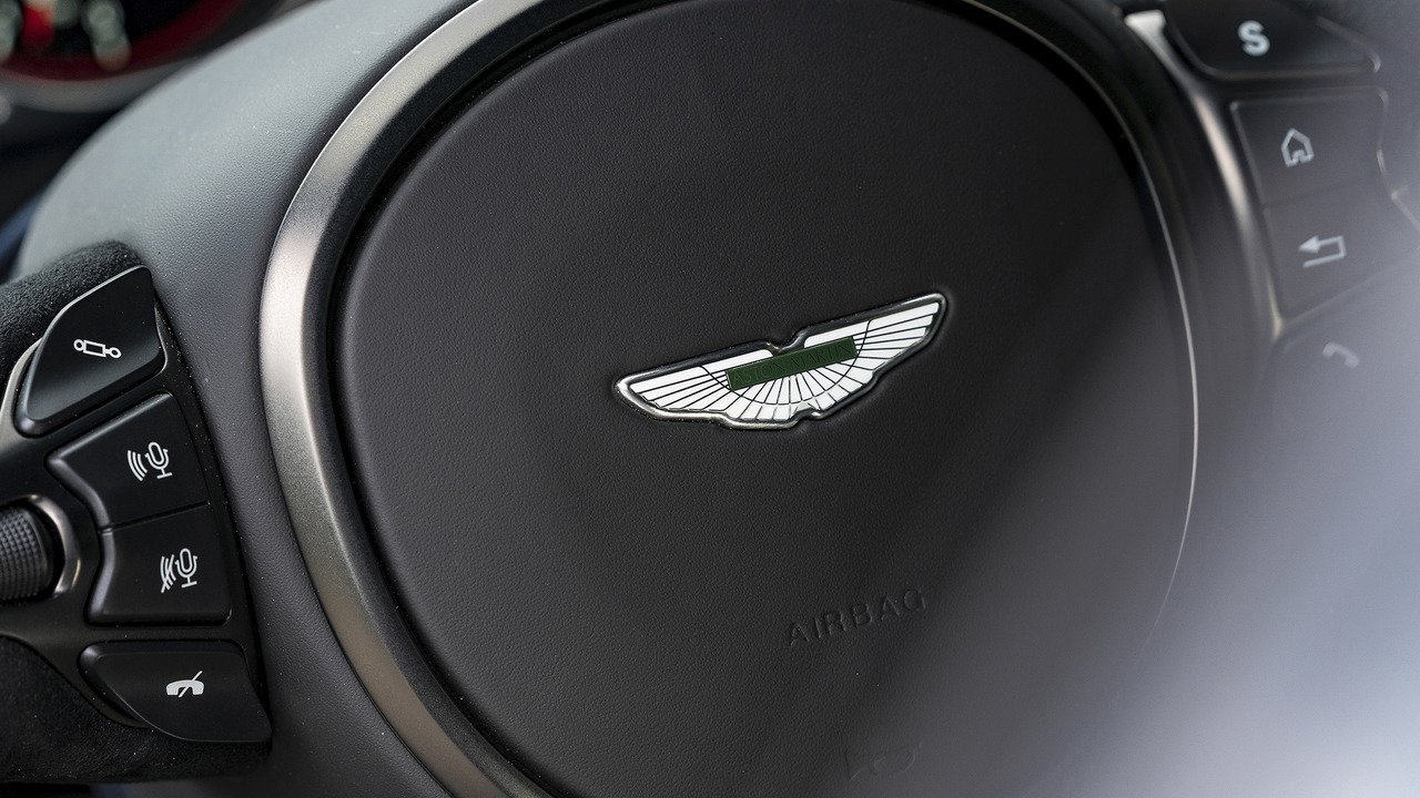 2019 Aston Martin DB11 AMR: İlk Sürüş