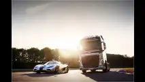 Volvo-LKW vs. Koenigsegg-Sportwagen