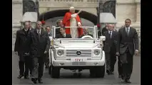 Der heutige Papst im Papamobil auf Basis des Mercedes G 500. Das Fahrzeug hat eine umklappbare Frontscheibe und Haltebügel, die Farbe heißt 