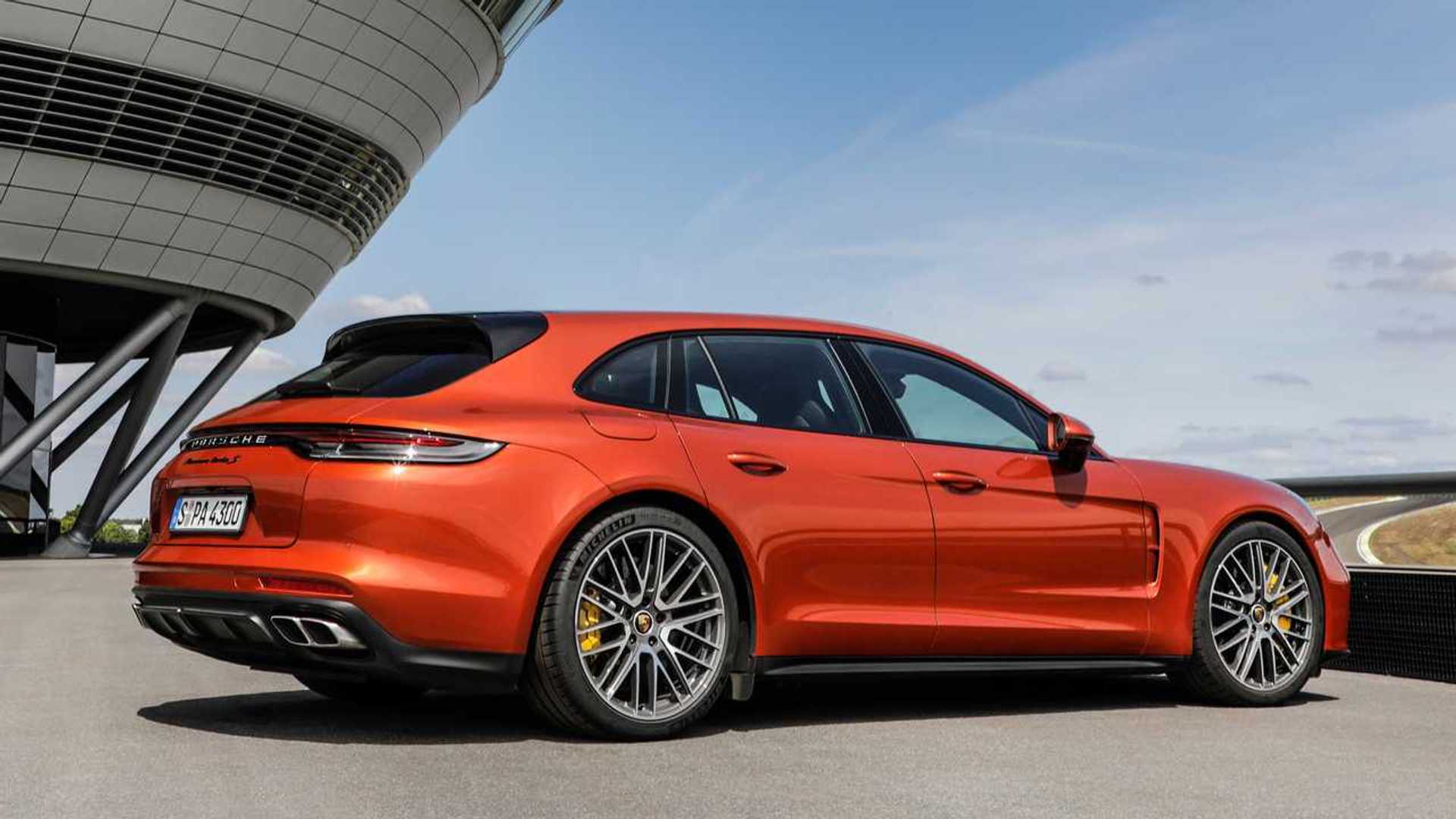 Porsche Panamera vs Taycan, due modi di fare la berlina sportiva