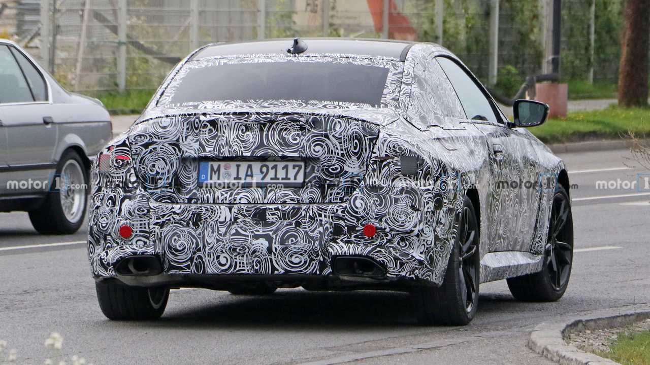 2022 BMW Serie 2 Coupé foto spia con due scarichi