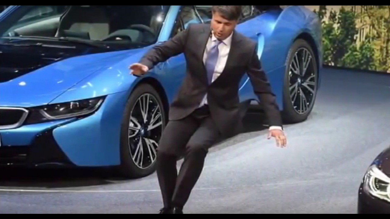 BMW CEO'su Harald Krueger Frankfurt'ta Sahneden Düştü