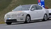 Skoda Superb facelift spy photo