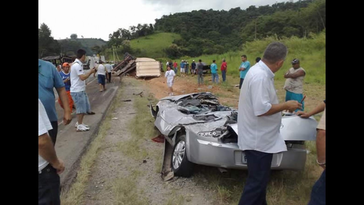 Astra vira "pastel" em acidente - Carreta tombou em cima