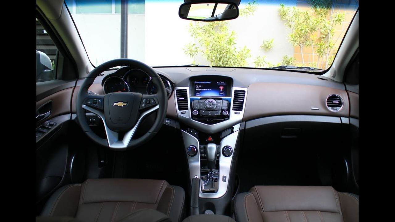 Teste CARPLACE: renovados, Fluence e Cruze brigam pelo G4 dos sedãs