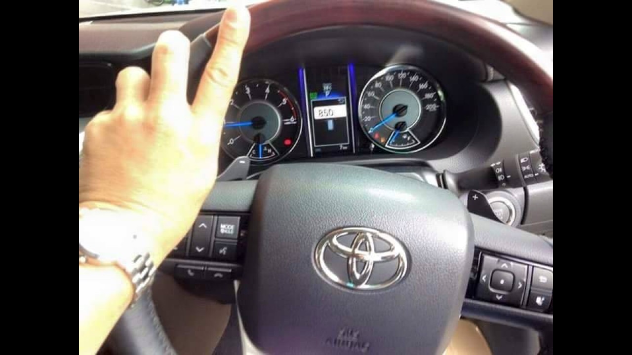 Interior revelado! Novo flagra mostra o Toyota SW4 2016 por dentro