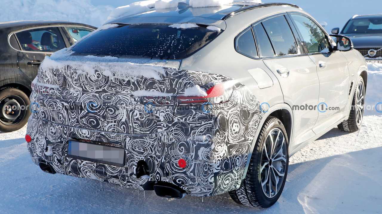 BMW X4 restyling, le foto spia degli interni