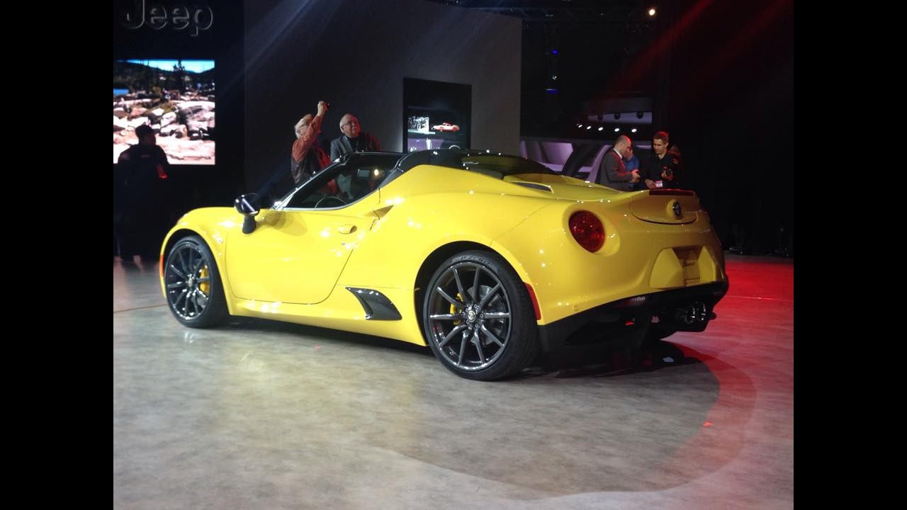 Salão de Detroit: Alfa Romeo revela versão de produção do 4C Spider